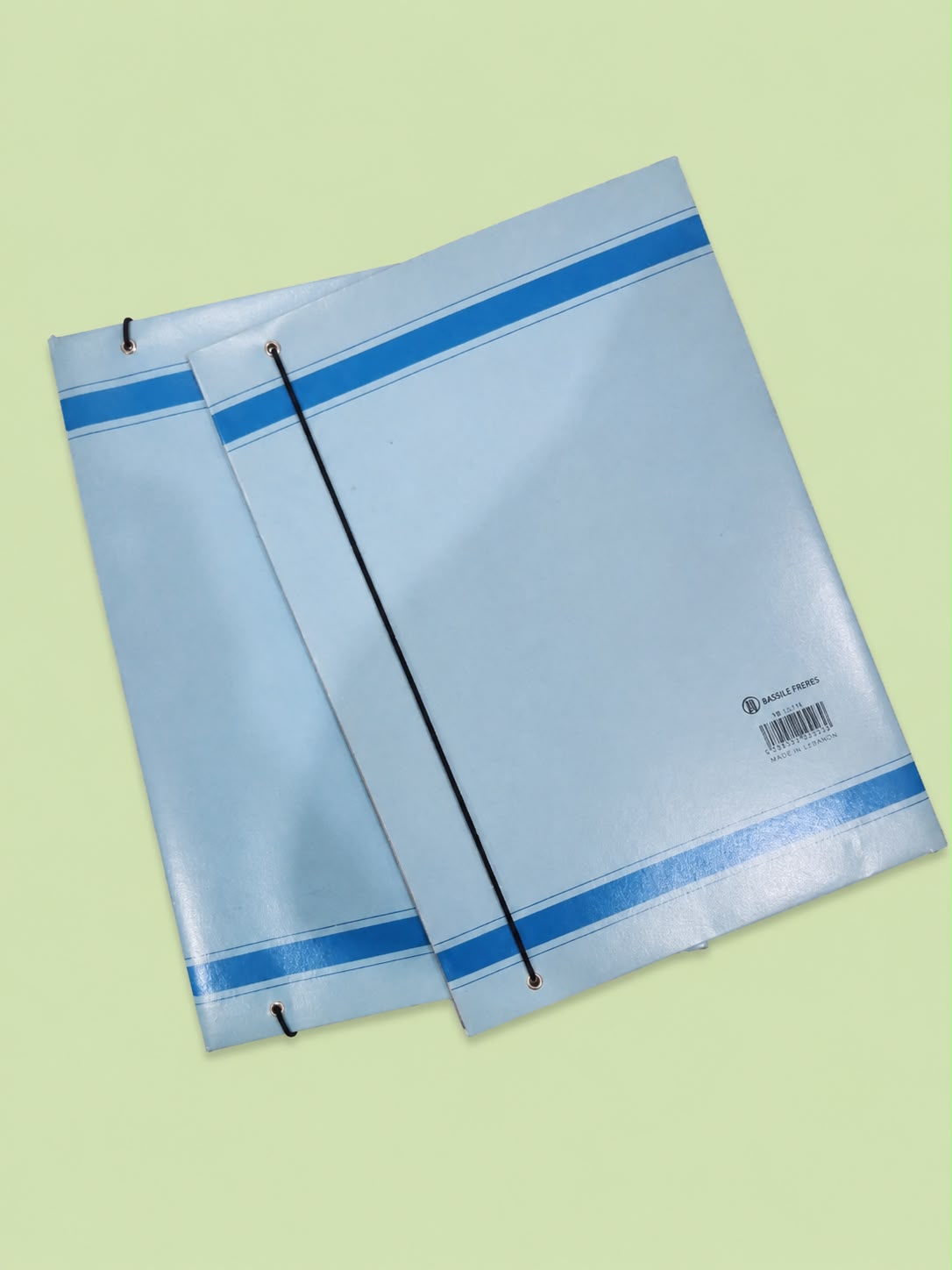 Une pochette cartonnée a rabats élastiques / Cardboard elastic flap folder