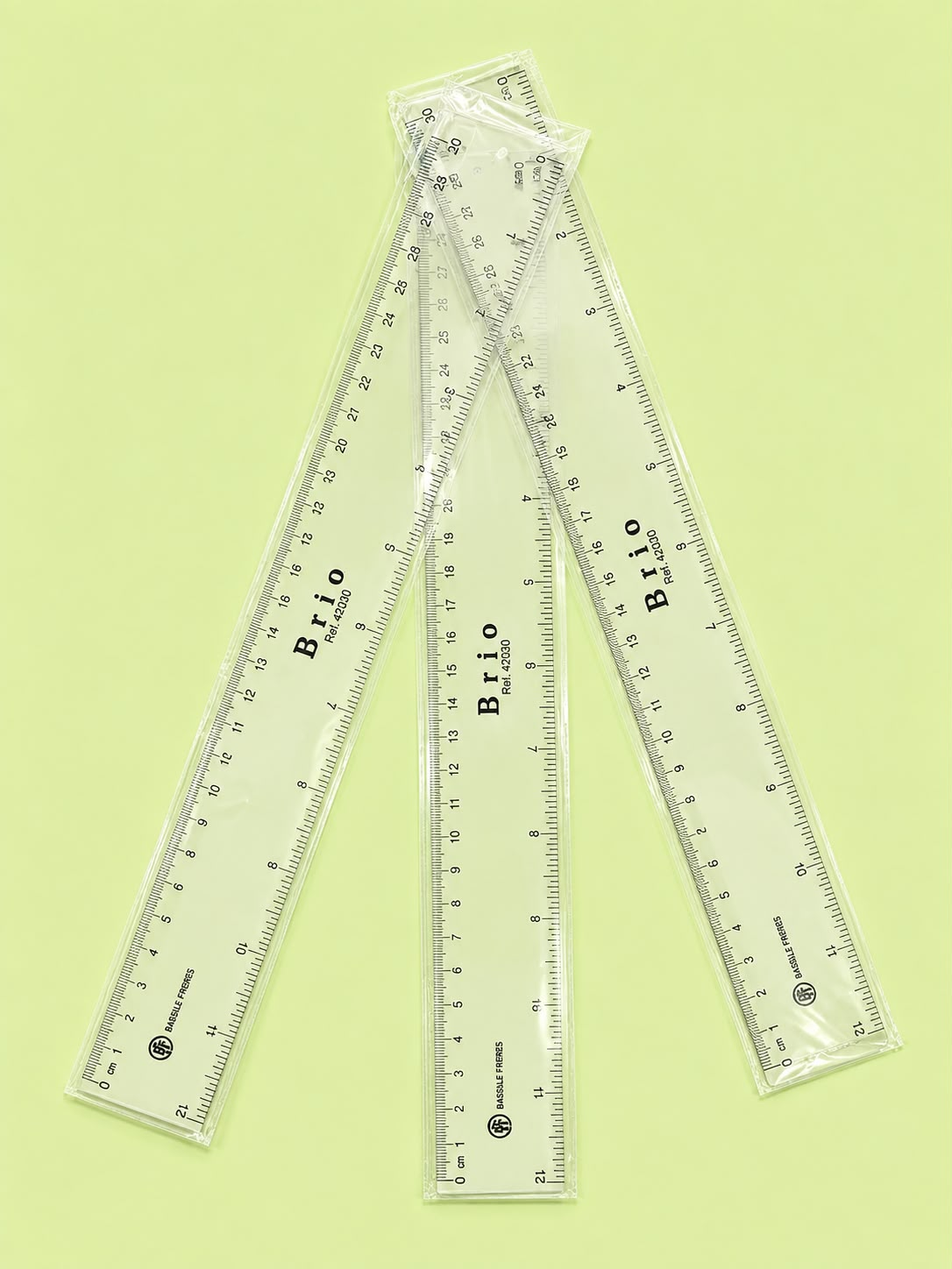 régle graduée de 30 cm, en plastique et rigide / 30 cm graduated rigid plastic ruler